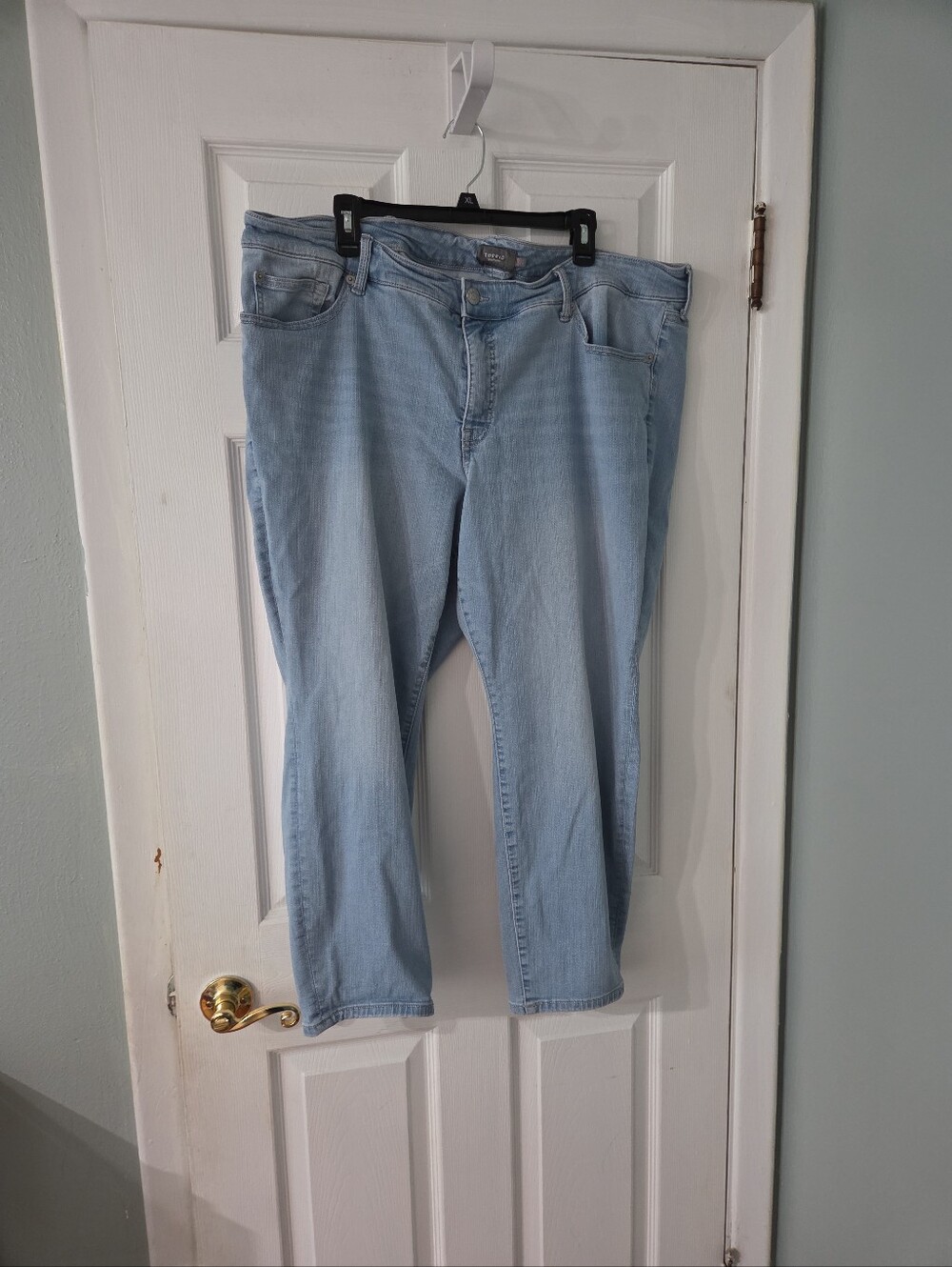 Torrid Women's Light Wash Feel The Fit Denim Jeans.  24R